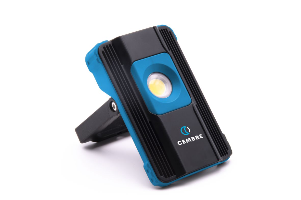 CBL06适用于中等环境的便携式泛光灯